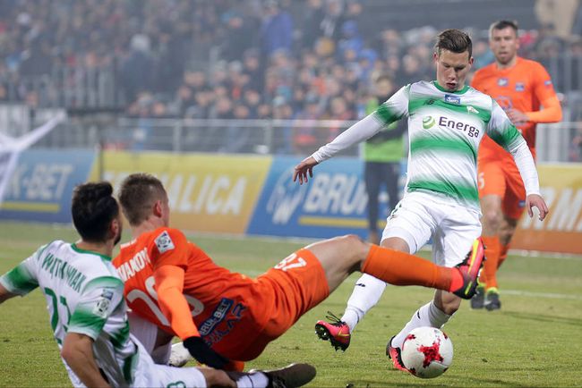 板凳上的他 板凳上的他